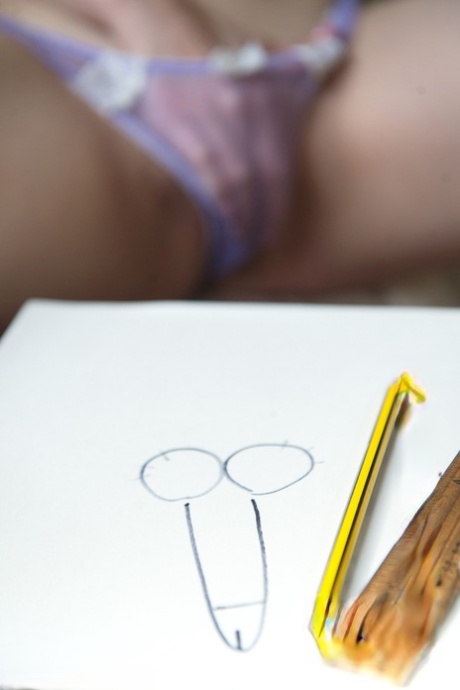 Сексуальная девушка Стелла Кокс мечтает о члене во время мастурбации в обнаженном виде картинка 10