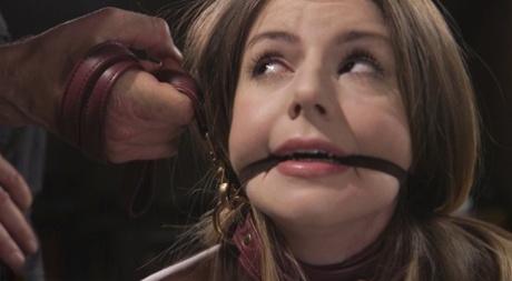 Британская девушка Стелла Кокс проходит болезненную тренировку рабыни картинка 3