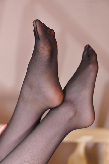 Длинноногая красотка Стелла Кокс освобождает босые ноги от чулок и высоких каблуков картинка 12