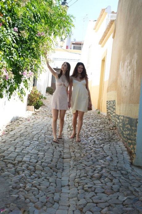 Лесбийские любовницы Франческа Ди Каприо и Стелла Кокс сверкают юбками во время отпуска картинка 5