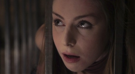 Британская девушка Стелла Кокс проходит болезненную тренировку рабыни картинка 2