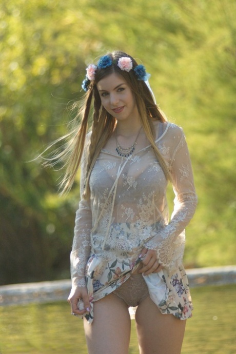 Милая девушка-одиночка снимает свое летнее платье и надевает корону из цветов картинка 4