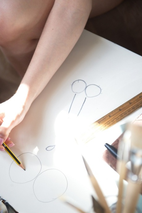 Красивая девушка Стелла Кокс трахает пальчиком свою пизду после того, как нарисовала член картинка 3