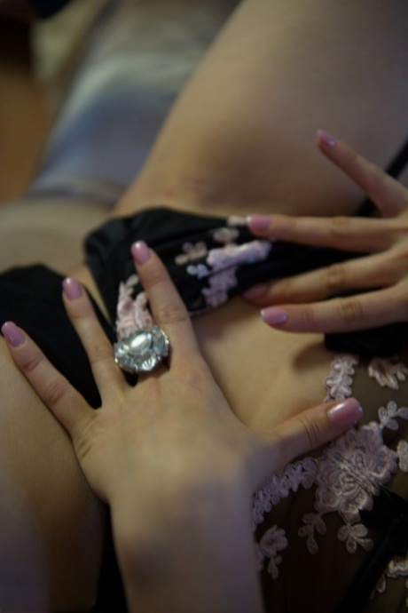 Гламурная модель Стелла Кокс снимает свое маленькое черное платье и сексуальный лифчик картинка 12