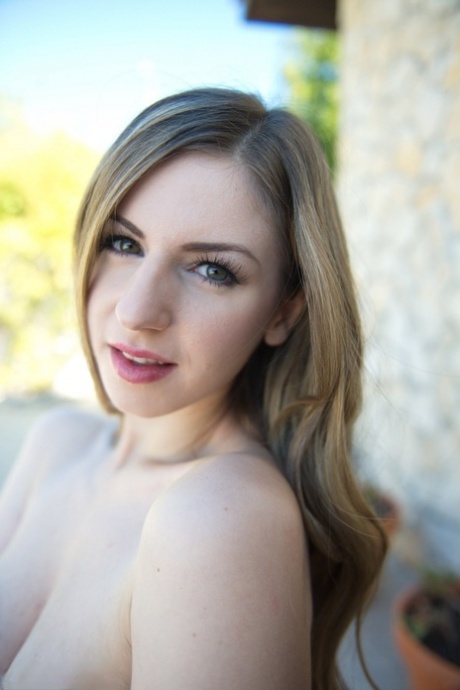 Соло-девушка Стелла Кокс трахает пальчиком свою киску после завтрака во внутреннем дворике картинка 12