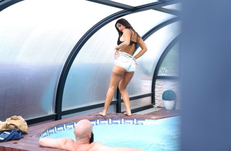 Грудастая брюнетка Сюзи Гала отсасывает большой член после того, как соблазнительно сняла свой наряд картинка 3