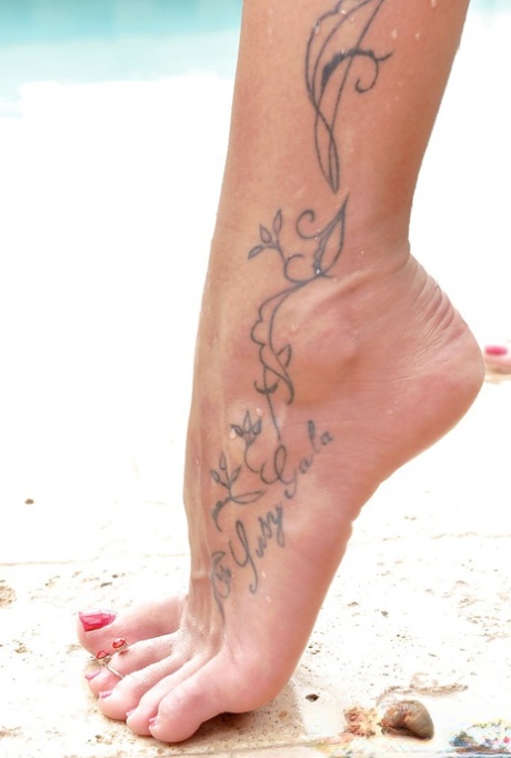 Латиноамериканская красотка с длинными ногами демонстрирует сексуальные босоножки на открытом воздухе у бассейна картинка 16