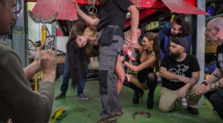 Сюзи Гала разгуливает обнаженной по городу перед групповухой в гараже картинка 9