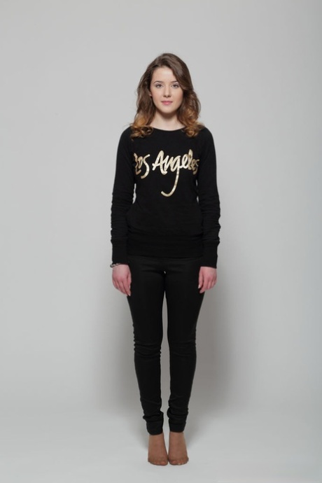 Ангельски выглядящая Сибилла раздевается, чтобы показать свои пухлые соски и голую попку картинка 3