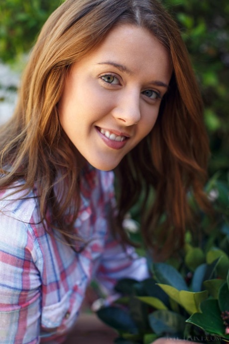 Возбужденная рыжеволосая девушка Сибил А раздевается на открытом воздухе, чтобы показать тугую киску картинка 9