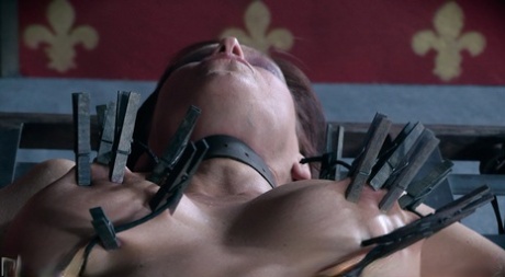 Покорную милфу Сирен Де Мер связали и подвергли пыткам в горячей БДСМ-сцене картинка 9