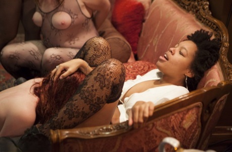 Чернокожие и белые рабыни обеспечивают развлечение на развратной вечеринке картинка 6