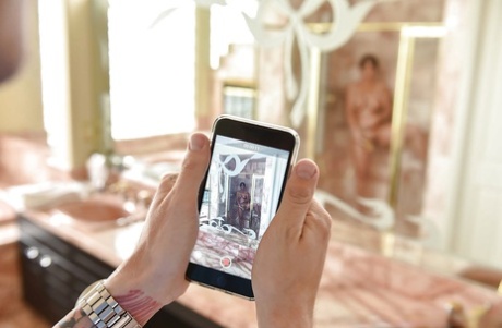 Милф-порнозвезда Сирен Де Мер обнажает большие сиськи перед сексом с большим членом картинка 2