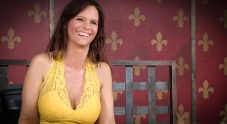 Лесбиянку средних лет Сирен де Мер трахает лицом и мастурбирует мясник картинка 2