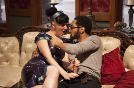 Чернокожие и белые рабыни обеспечивают развлечение на развратной вечеринке картинка 5