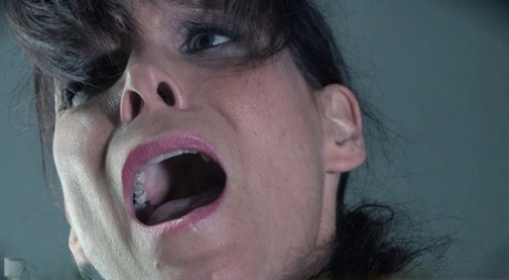 Грудастую рабыню Сирен де Мер связали и смазали маслом для болезненных садо-мазо пыток сисек и порки картинка 10