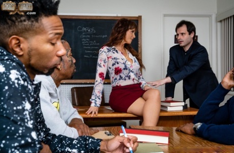 Горячую зрелую женщину трахают чернокожие мужчины на глазах у ее обкуренного муженька картинка 3