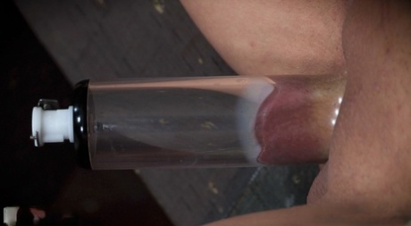 Грудастую самку, помимо всего прочего, бьют палкой по голой заднице во время пыток в лездом картинка 5