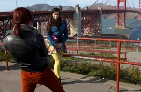 Тейлор Виксен показывает свои красивые сиськи перед тем, как отправиться на публичную прогулку с девушкой картинка 6