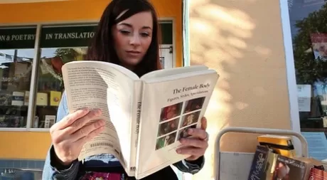 Тейлор Виксен показывает свои красивые сиськи перед тем, как отправиться на публичную прогулку с девушкой картинка 7