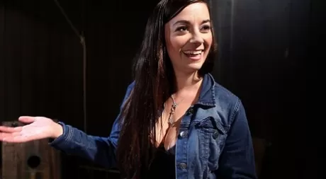 Тейлор Виксен показывает свои красивые сиськи перед тем, как отправиться на публичную прогулку с девушкой картинка 12