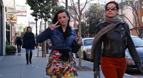 Тейлор Виксен показывает свои красивые сиськи перед тем, как отправиться на публичную прогулку с девушкой картинка 8