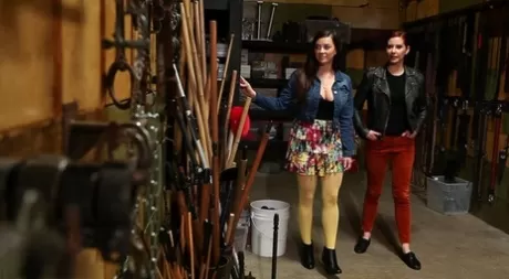 Тейлор Виксен показывает свои красивые сиськи перед тем, как отправиться на публичную прогулку с девушкой картинка 9