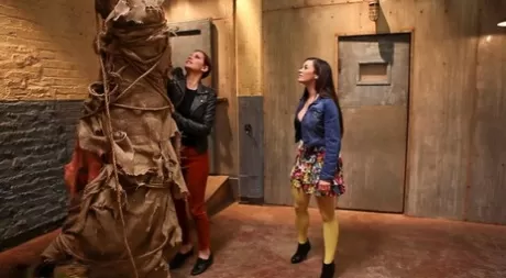 Тейлор Виксен показывает свои красивые сиськи перед тем, как отправиться на публичную прогулку с девушкой картинка 10