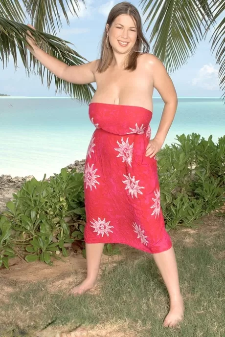 Одинокая девушка Терри Нова обнажает свои массивные сиськи из-под платья у океана картинка 3