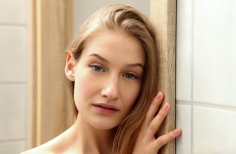 Возбужденная молоденькая Тиффани Татум соблазняет своего сводного брата, пока он принимает душ картинка 5