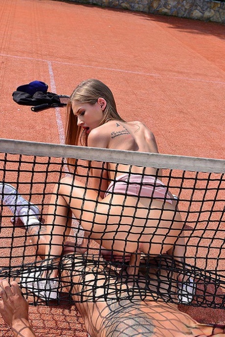 Спортивная блондинка Тиффани Татум трахается на корте со своим инструктором по теннису картинка 12