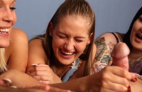 Возбужденные подружки по очереди ласкают и лижут твердый член в групповом сексе над ними картинка 12