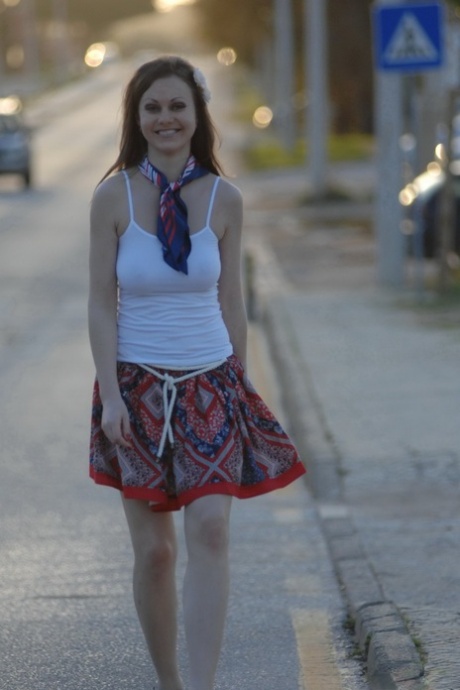 Различные красавицы женского пола выставляют напоказ свою женственную сексуальность в помещении и на открытом воздухе картинка 6