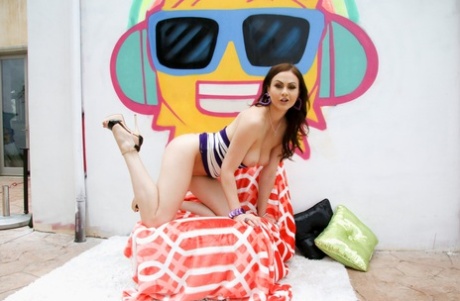 Британка Тина Кей показывает свои сиськи и попку во время сольного выступления картинка 15