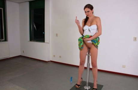 Британка Тина Кей смазывает шест для фаллоимитатора, прежде чем насадить на него свою вагину картинка 15