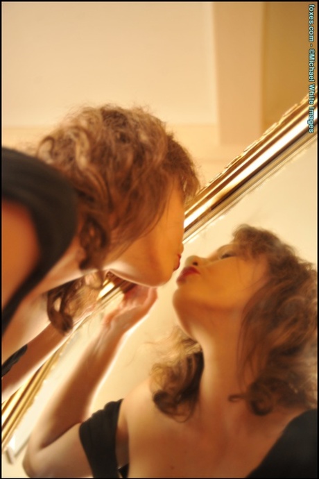 Британская красавица Тина Кей наносит красную помаду перед тем, как раздеться перед зеркалом картинка 4