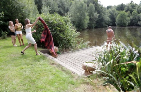 Счастливчик получает тройной минет на публике от ненасытных красоток-подростков картинка 4