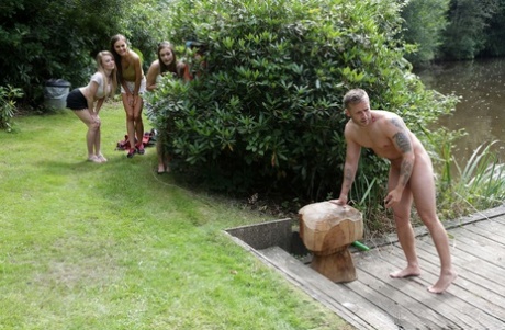 Счастливчик получает тройной минет на публике от ненасытных красоток-подростков картинка 5