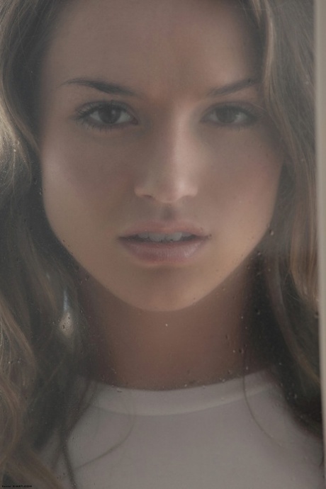 Соло-модель натягивает шорты на свою красивую попку на балконе со стороны пляжа картинка 2