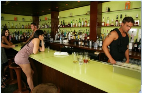 Пьяные красотки делают минет бармену и трахаются в групповухе картинка 3