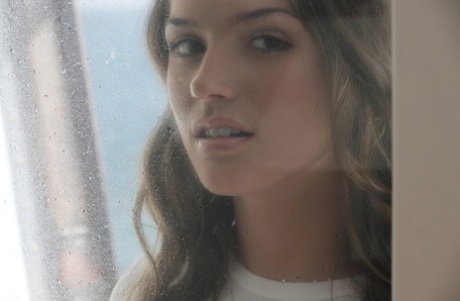 Соло-модель натягивает шорты на свою красивую попку на балконе со стороны пляжа картинка 3