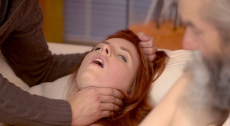 Молодая рыжеволосая Валентайн Наппи отсасывает, пока ее теребит старик картинка 11