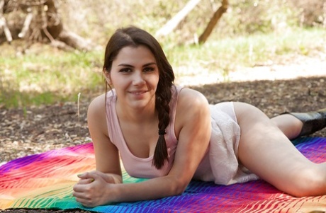 Аппетитная молоденькая брюнетка Валентина Наппи демонстрирует свои потрясающие натуральные сиськи картинка 2