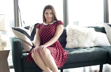 Первый раз лапочка Валентины Наппи обнажает большие сиськи во время раздевания картинка 4