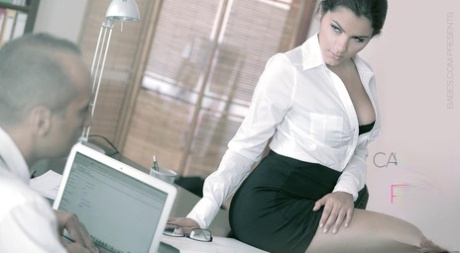 Брюнетка Валентина Наппи кончает после жесткого секса в офисе картинка 10