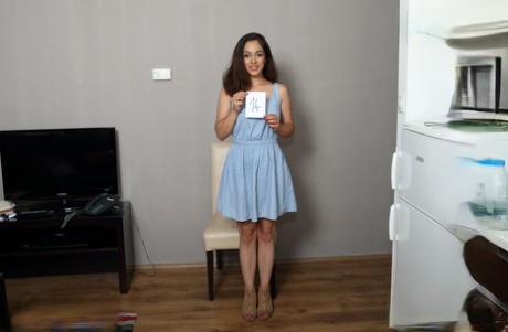 Коллекция девушек-одиночек, которые стоят совершенно голые одна за другой картинка 11