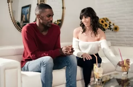 Милфа брюнетка Вера Кинг соблазняет парня и трахает его большим черным членом картинка 3