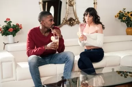 Милфа брюнетка Вера Кинг соблазняет парня и трахает его большим черным членом картинка 2