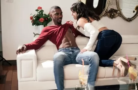 Милфа брюнетка Вера Кинг соблазняет парня и трахает его большим черным членом картинка 4