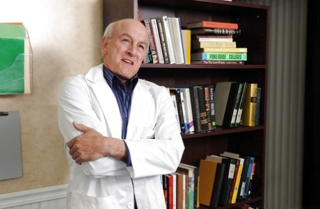 Горячая милфа доктор с большими сиськами Вероника Авлув трахается в палате картинка 2